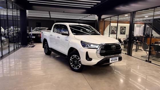 TOYOTA HILUX 2.8 D-4D TURBO DIESEL CD SRX 4X4 AUTOMÁTICO